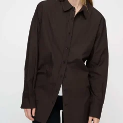 CLEAN POPLIN SKJORTE | DARK BROWN