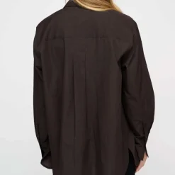 CLEAN POPLIN SKJORTE | DARK BROWN