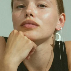 HALF MOON EARRING W/PEARL CHAIN | SØLV