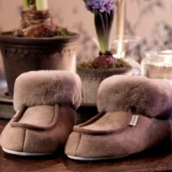 LENA HJEMMESKO I FÅRESKIND | STONE