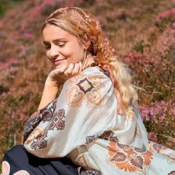 MIRIANA TRIANGLE LACE SCARF | TOBACCO