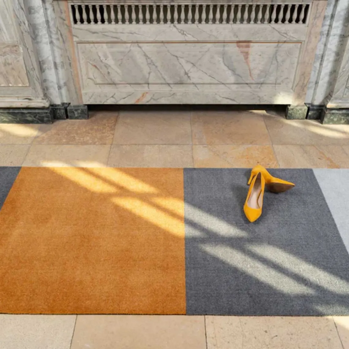 MÅTTE STRIPES HORIZONTAL 60X90 | DIJON/GRÅ