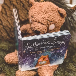 NATBJØRNEN TJUGGA OG SNEFNUGGENE (PAPBOG)