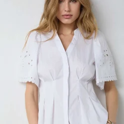 POPPY EMB SS V-SHIRT | WHITE