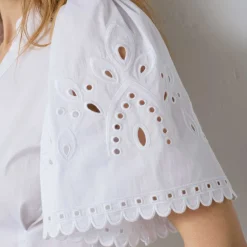 POPPY EMB SS V-SHIRT | WHITE