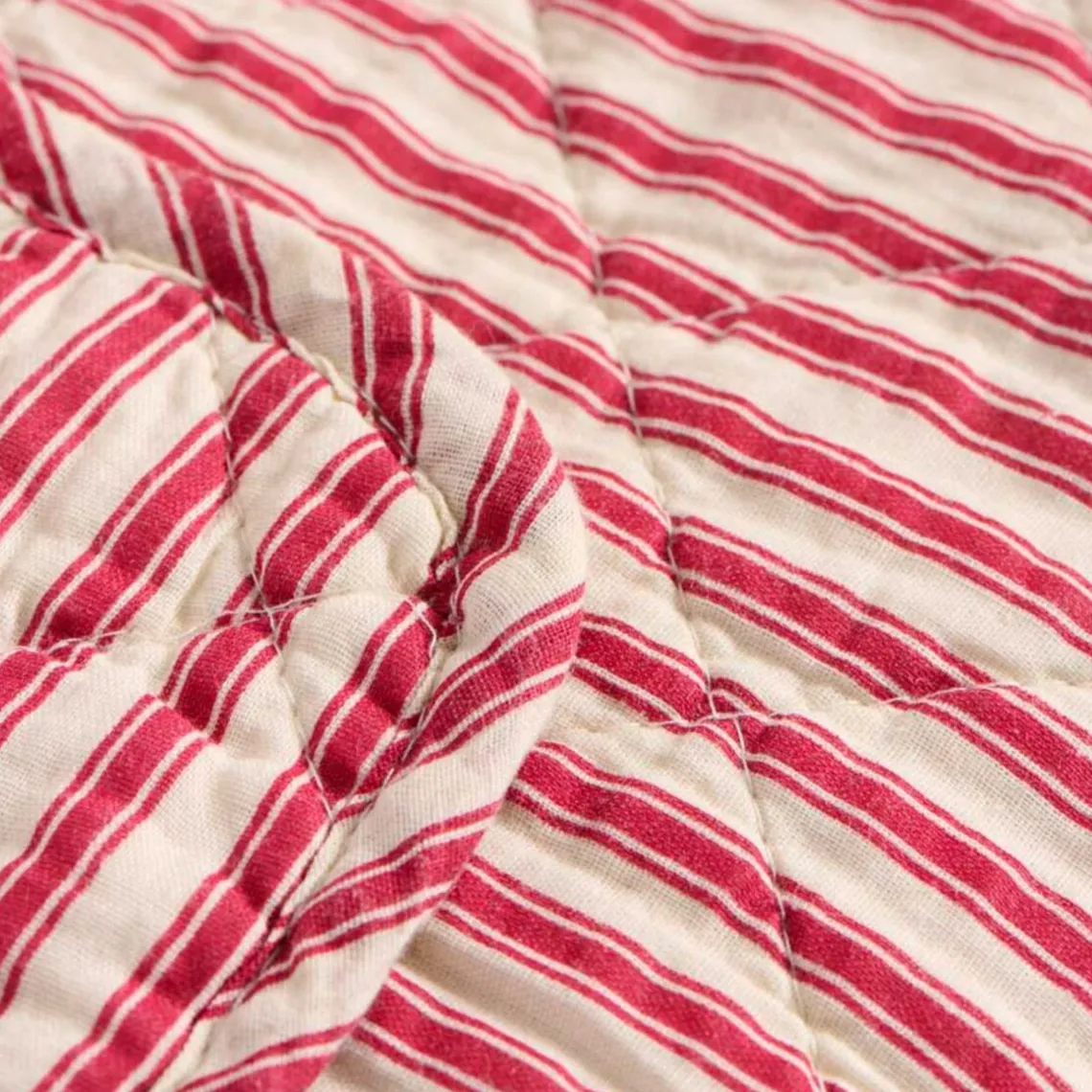 QUILT SAND M/RØDE STRIBER