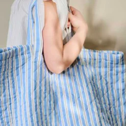 QUILTET TASKE | BLÅ M/HVIDE & BRUNE