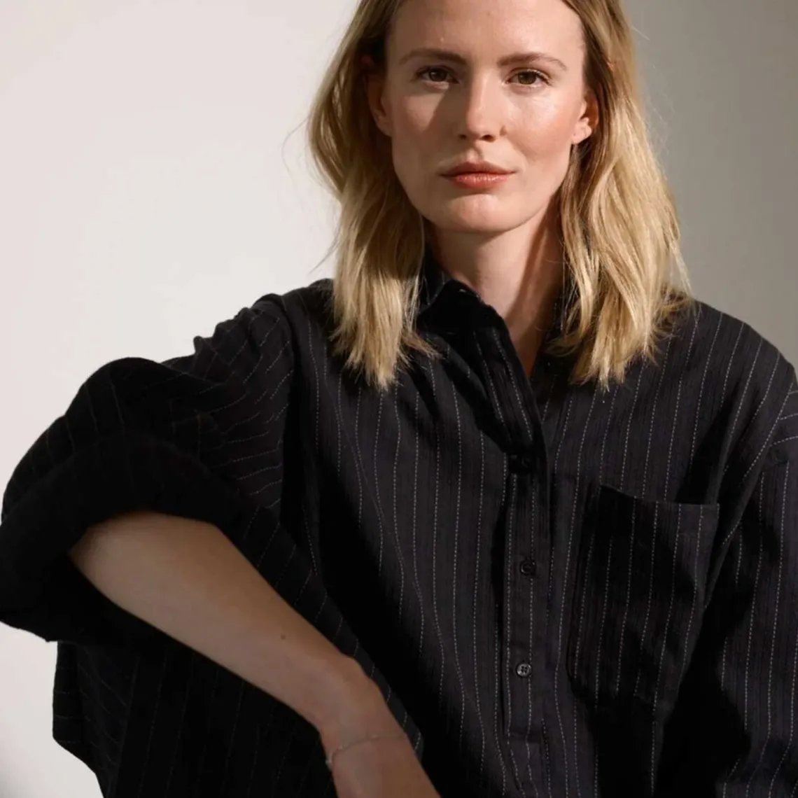 RELIEVE STRIBET SKJORTEKJOLE | MOONLESS/TAUPE