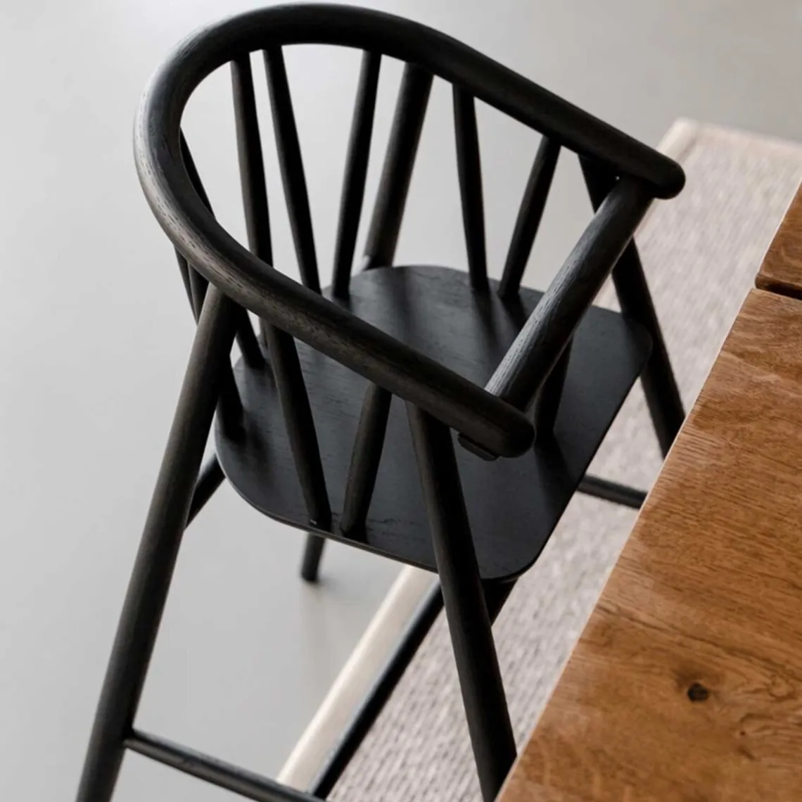 SAGA HØJ STOL SORT RØGET EG