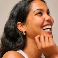 SANDRA WIDE HOOP ØRERINGE | FORGYLDT