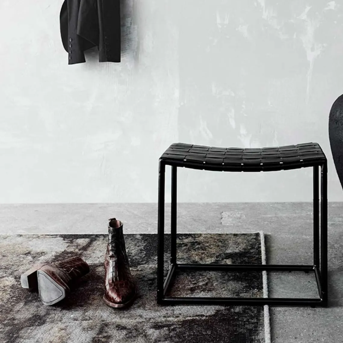 SOHO TABURET 50X42X31 CM | SORT