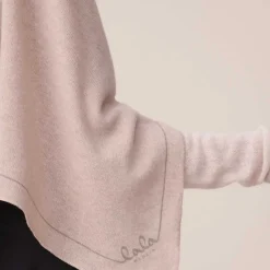 TRIANGLE SOLID LOGO CASHMERE TØRKLÆDE | DUNE BEIGE