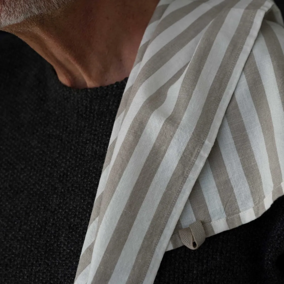 VISKESTYKKE 47X70 CM | BEIGE/HVID BRED STRIB