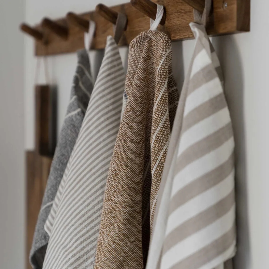 VISKESTYKKE 47X70 CM | BEIGE/HVID BRED STRIB